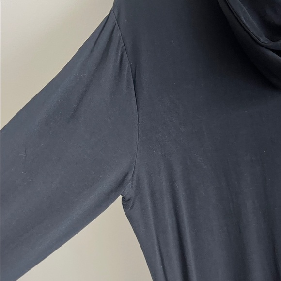 Emmy Deveaux The Long Hoodie - Picture 16 of 16